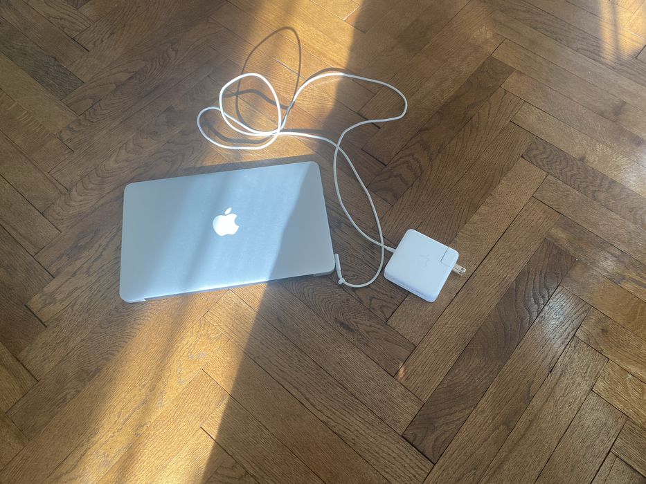 MacBook Air (11-inch, Mid 2011) model: A1310