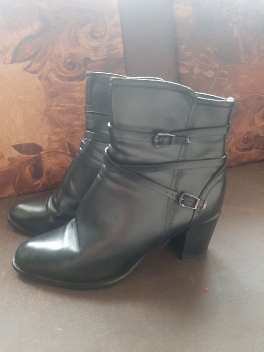 Елегантни дамски боти
