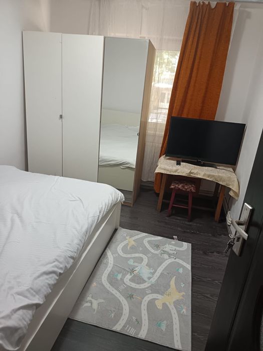 Inchiriez apartament cu 2 camere .