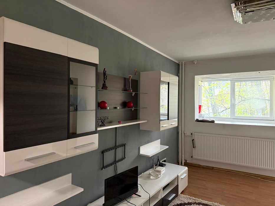 Ofer spre inchiriere ap cu 3 camere