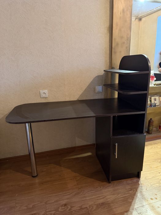 Стол с полками и тумбой