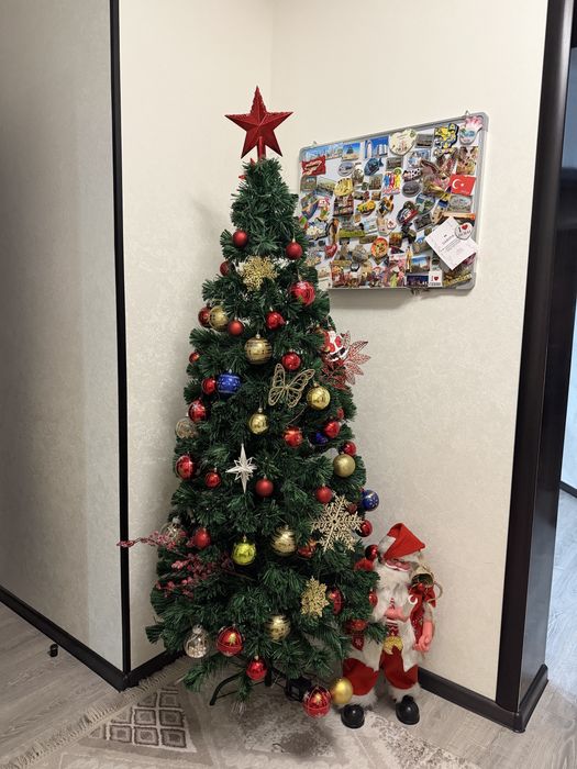 Продам елку со встроенными гирляндами