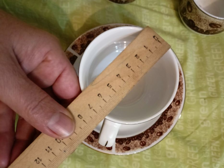 Кофейные чашки и  стакан с крышкой