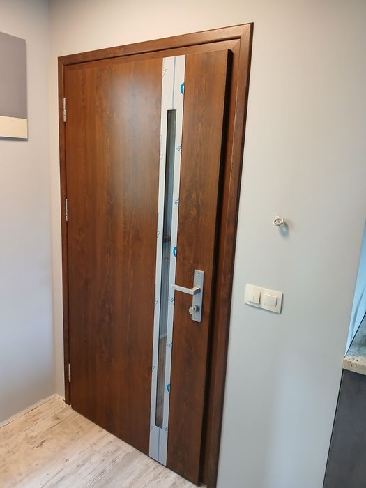 Предлагам монтаж на входни и интериорни врати. Експресен монтаж!