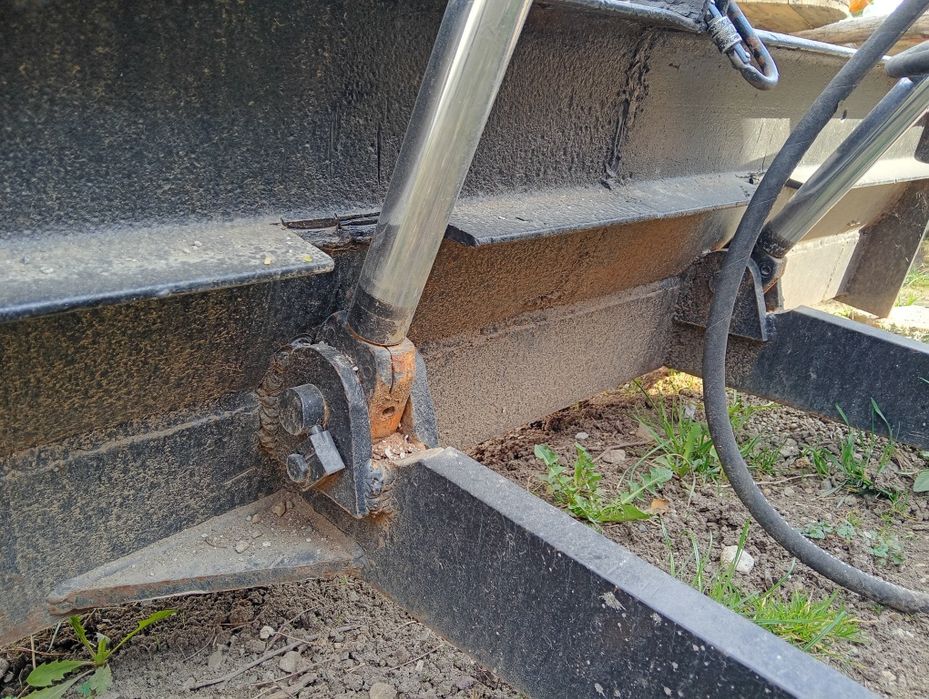 Vând lama tractor .