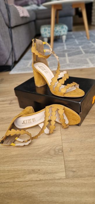 Чисто нови сандали