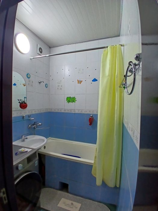 Uy sotiladi srochna!!!