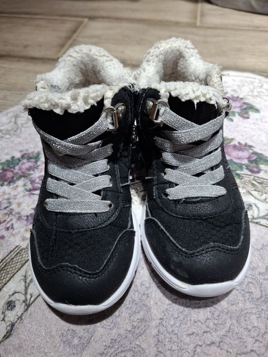 Продаются тёплые ботиночки 25 размер