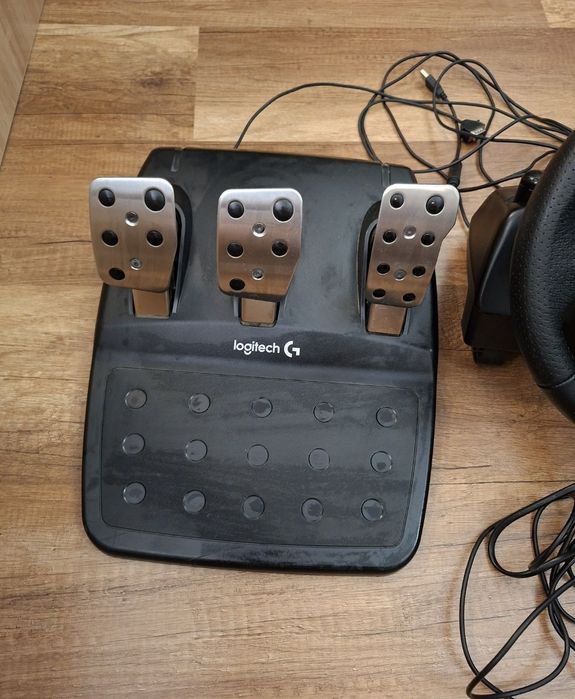 Vând volan g920 pentru compatibil cu Xbox uri și calculatoare și laptopuri