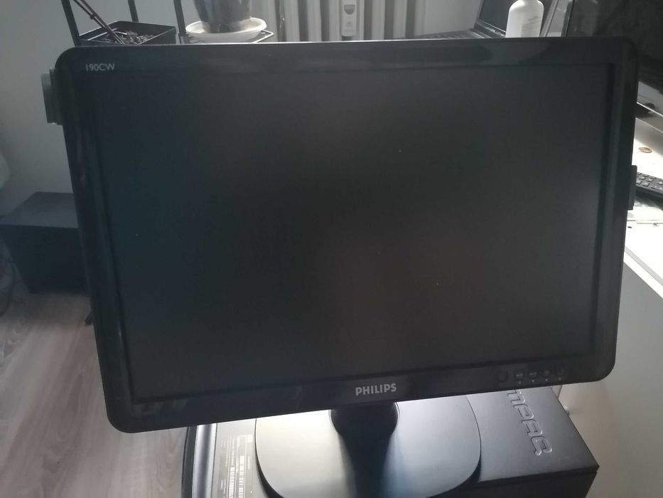 продавам малко използван монитор филипс