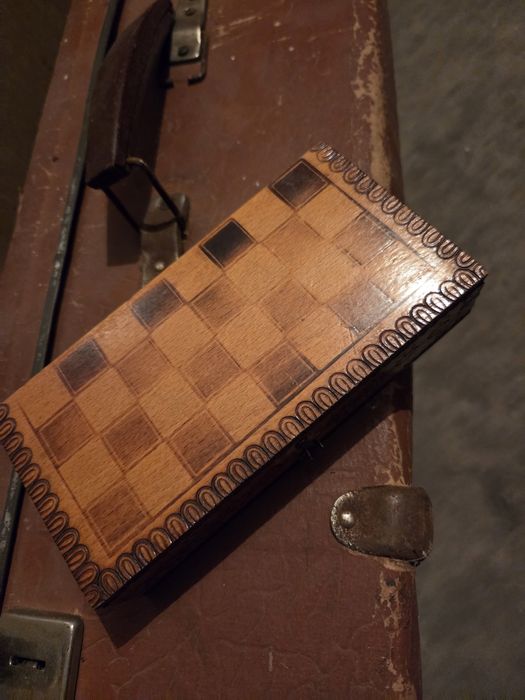 Малка дървена кутия за шах