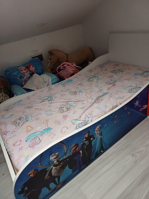 Vând pat de fetite!