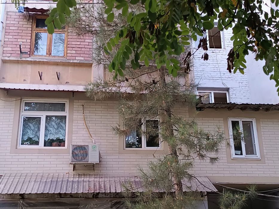 5 etajli dom 2 etajida 3 xonali uy sotiladi xonalari alohida alohida