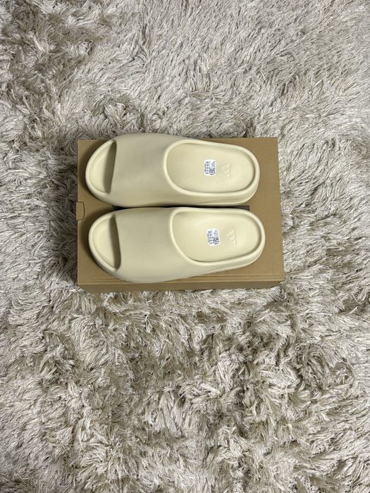 Yeezy Slides “Bone”