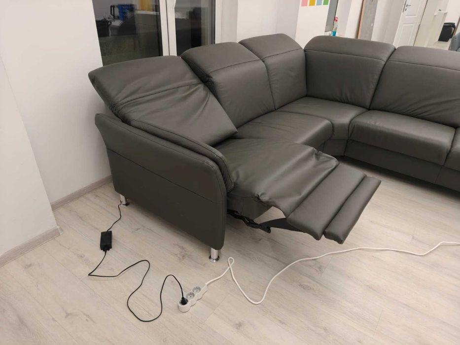 Canapea tip coltar din piele cu recliner extensibil electric