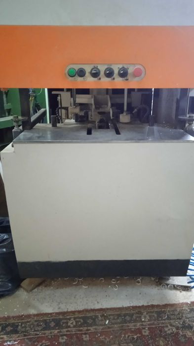 Vând mașină de debavurat pvc.Elumatec