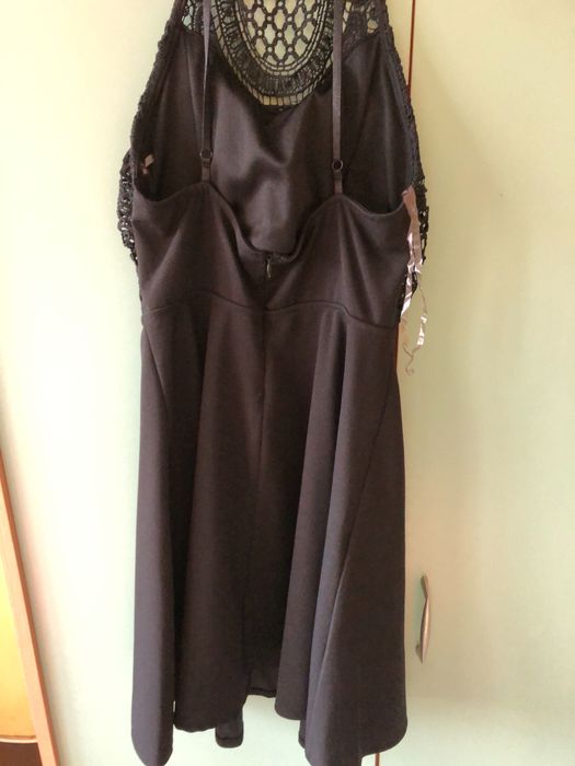 къса черна рокля