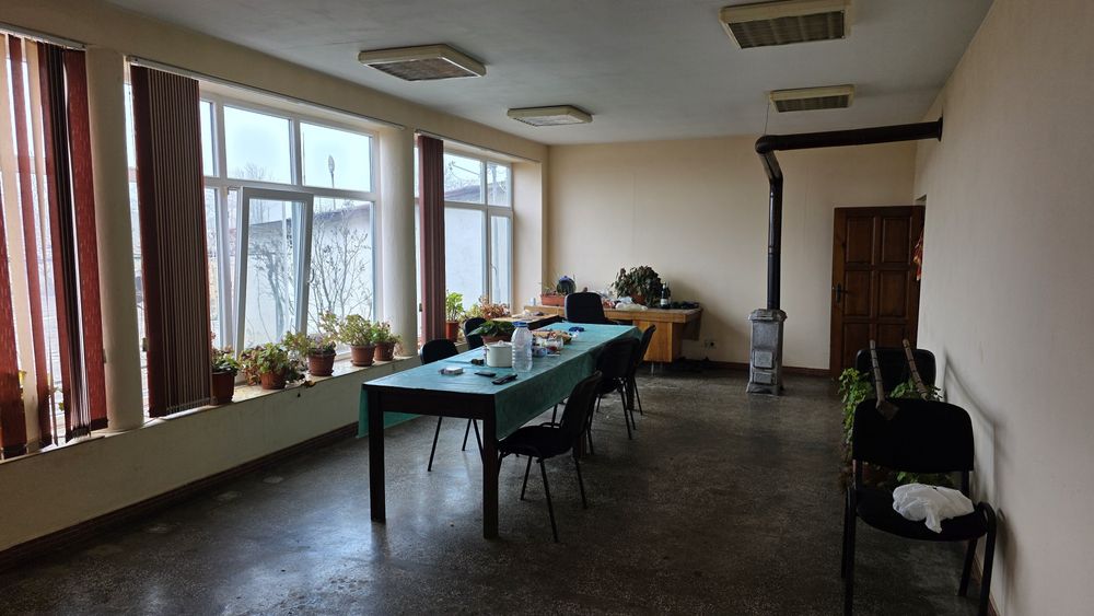 Бизнес имот-селскостопански двор. Офис,склад,работилница,навес