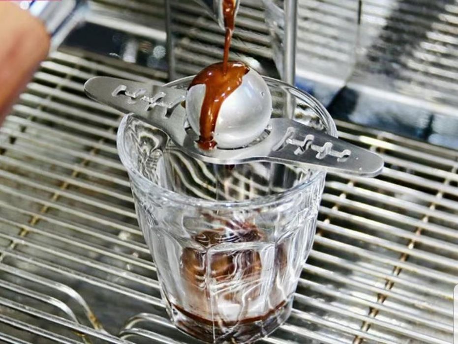 Ледяной шар и кронштейн