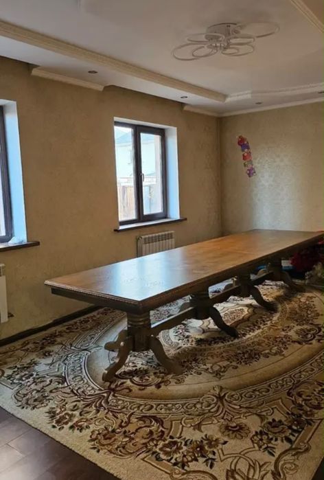 Қызыл ағаш стол орындықпен сатылады .