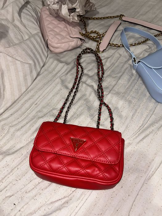 Genată de umăr si mână. Frumoasă și elegantă