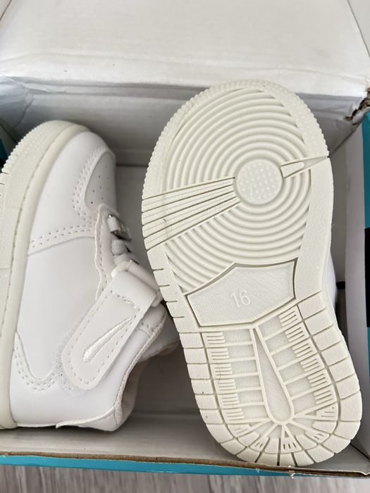 Продам детские кроссовки