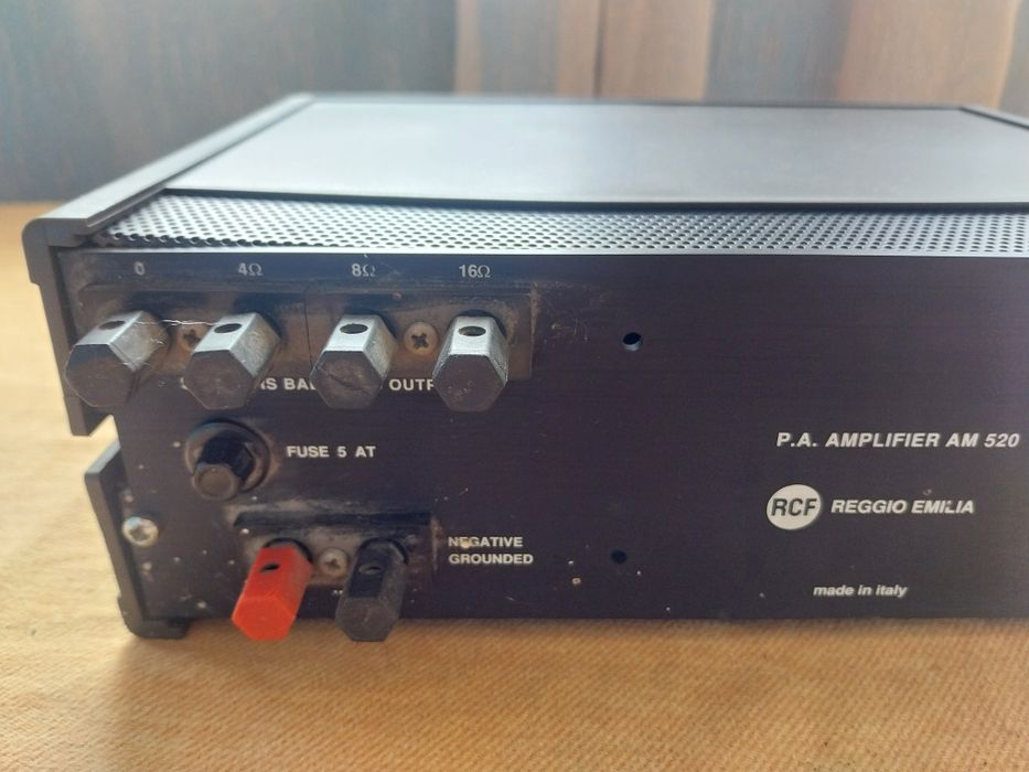 Amplificator model vechi.