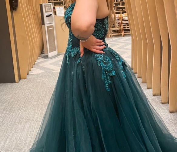 Бална рокля на Стоян Радичев