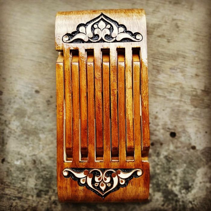 LAVX qur'on qo'yib o'qish uchun yong'oq daraxtidan tayyorlangan.