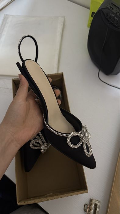 Стильные чёрные туфли с острым носом