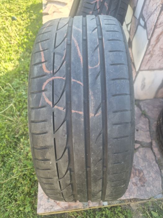 Vând 3 bucăti de cauciuri Bridgestone 2 din ele sunt Dot 22 dar sunt bune si cealalta Dot 2025 
Dimensiuni 235/40/R19 
Made in Polonia 
300 de lei buc