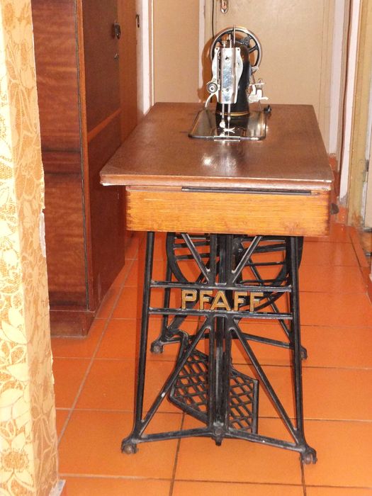 Masina de cusut veche functionala Pfaff 31 fabricata in Germania