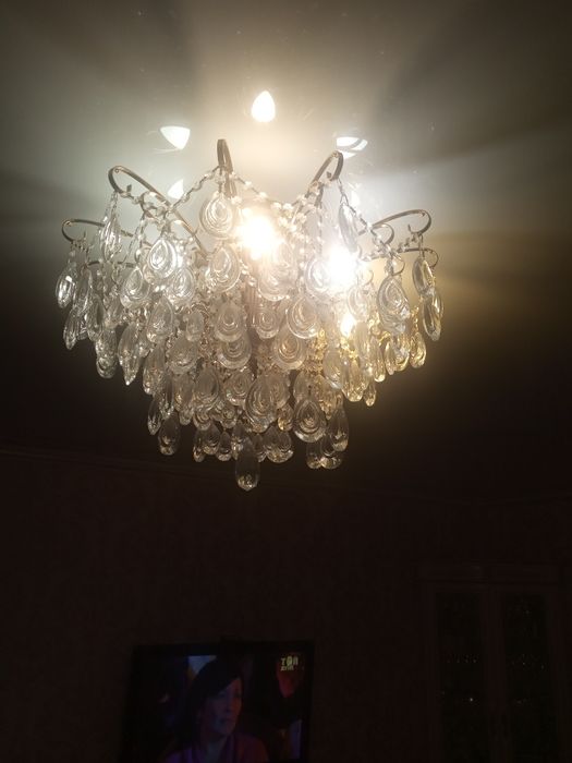 Продам шести ламповую люстру