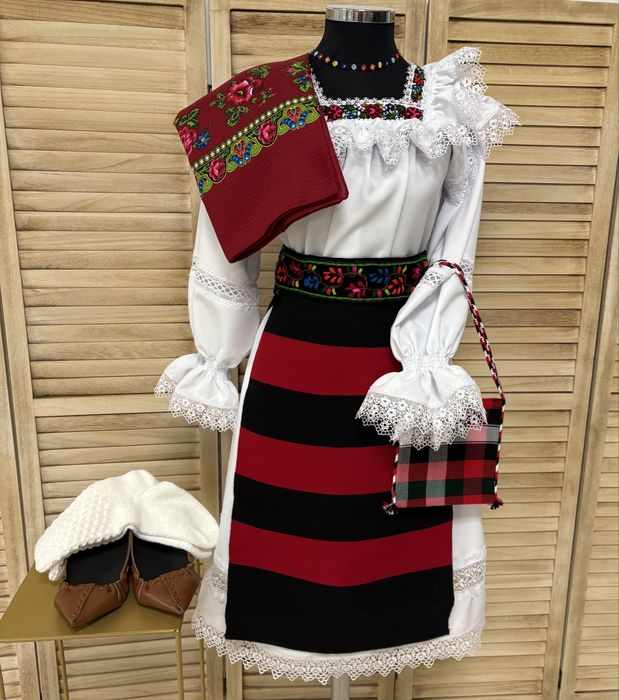 Costum popular femei din  Maramureș cu Zadii/catrinte