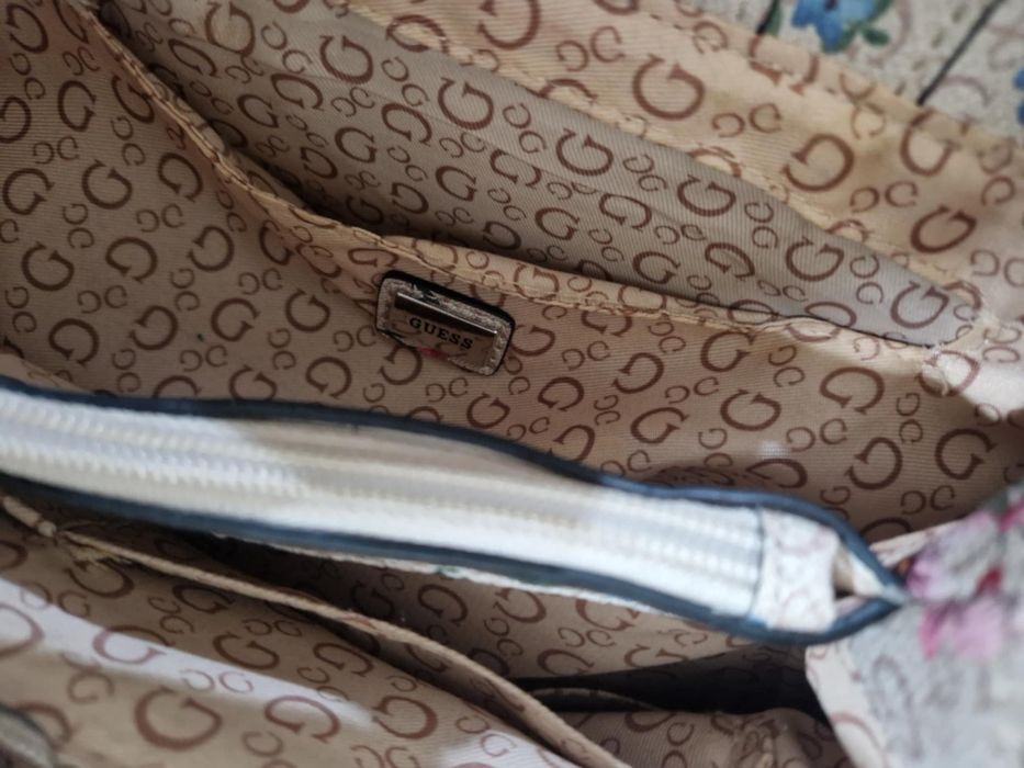 Страхотна чанта Guess