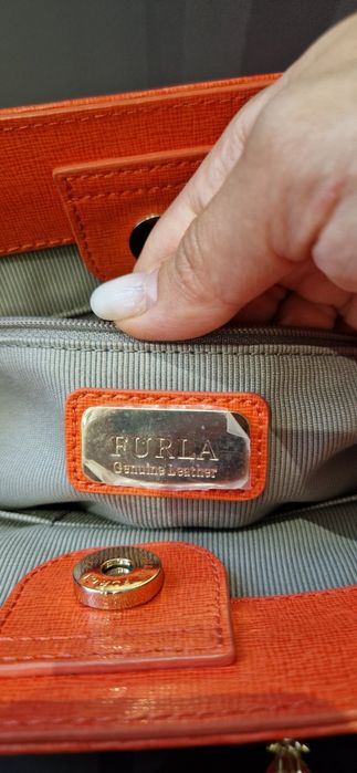 Чанта FURLA Linda S Tote, Ruby
Носена е няколко пъти,но е малко по-голяма от колкото очаквах.
 Размери:31×22.5-23×13-14 cm
Цената е 60 €