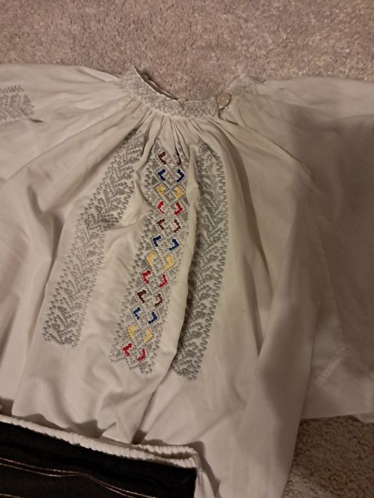 Costum popular pentru femei  foarte vechi păstrat in condiți bune