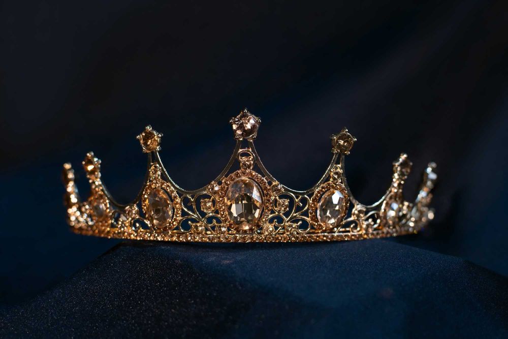 Диадема с цитриновыми кристаллами в золотистом металле. С доставкой.