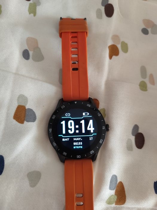 Vând ceas culoare alba