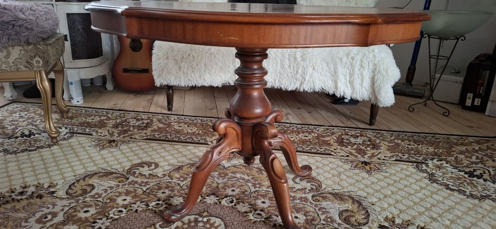 Маса с въртящ се плот