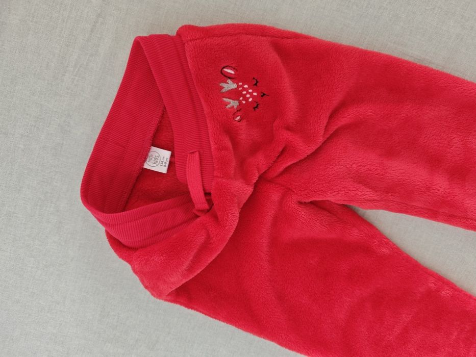 Trening Fetițe Pufos / Fleece – Roșu cu Ren – Mărime 134 cm