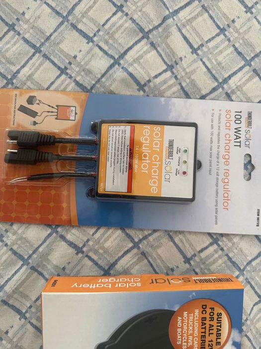 Слънчев Панел  и регулатор зареждащ акумулатор за кола,лодка и д-р.