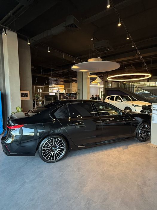 Продам новую BMW i7 xDrive60 M70 с официальной гарантией