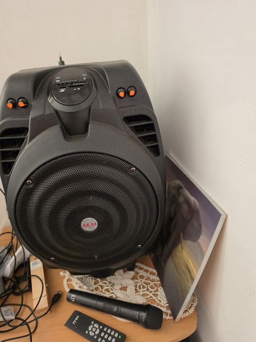 Boxa Akai 500 w cu microfon foarte  puțin utilizata plus diverse cameră  auto combina sony