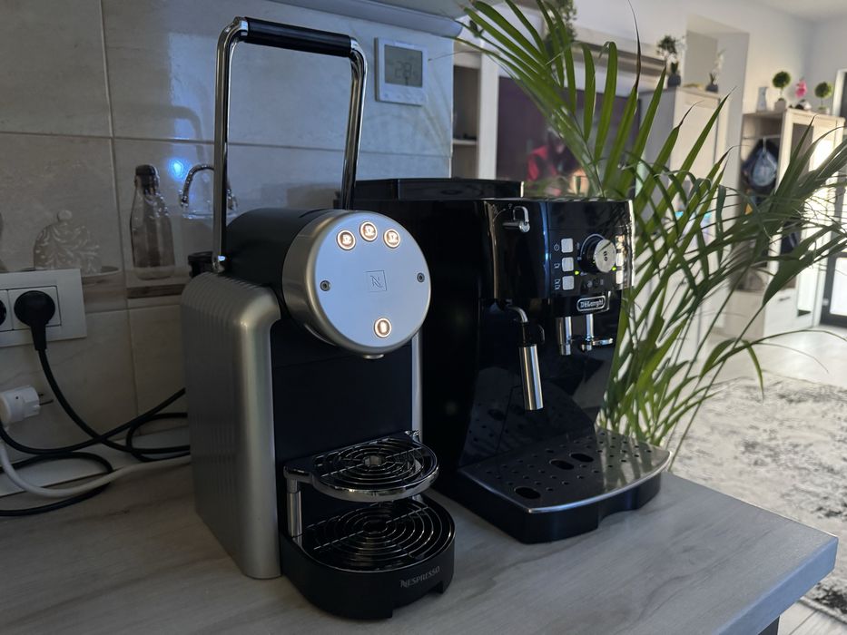 Vand espressoare de cafea NESPRESSO si DeLonghi