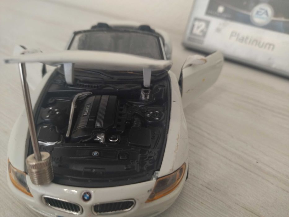 Метална количка BMW Z4 (1/24) + 2 бр. игри за Playstation 2 !!!
