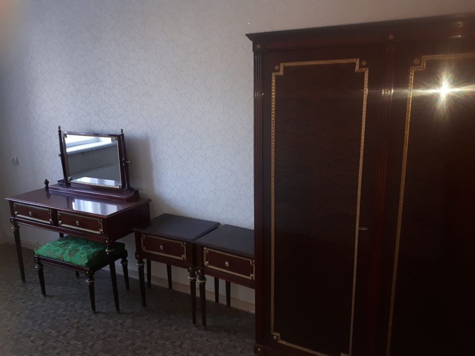 Продам шифонер  с тумбами и зеркалом