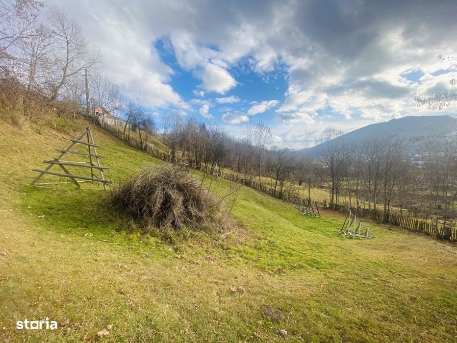 Teren in sat, cu fundatie casa P+1, vedere larga, langa rau