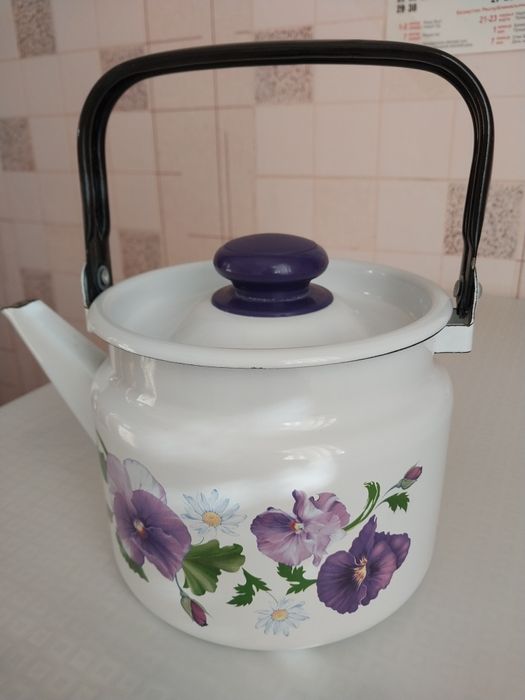 Эмалированный чайник, объём 2 литра.