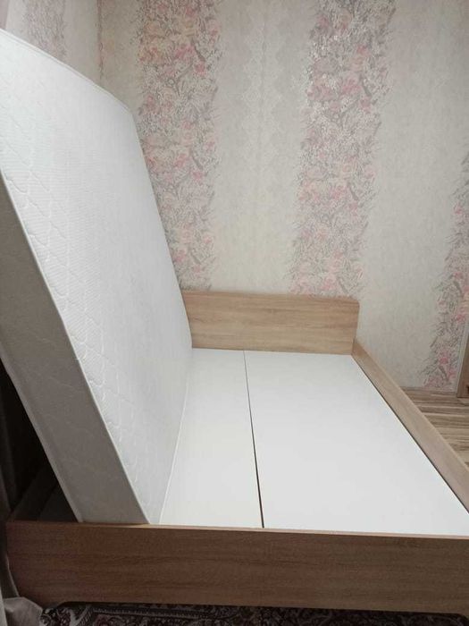 Продам спальный гарнитуру.